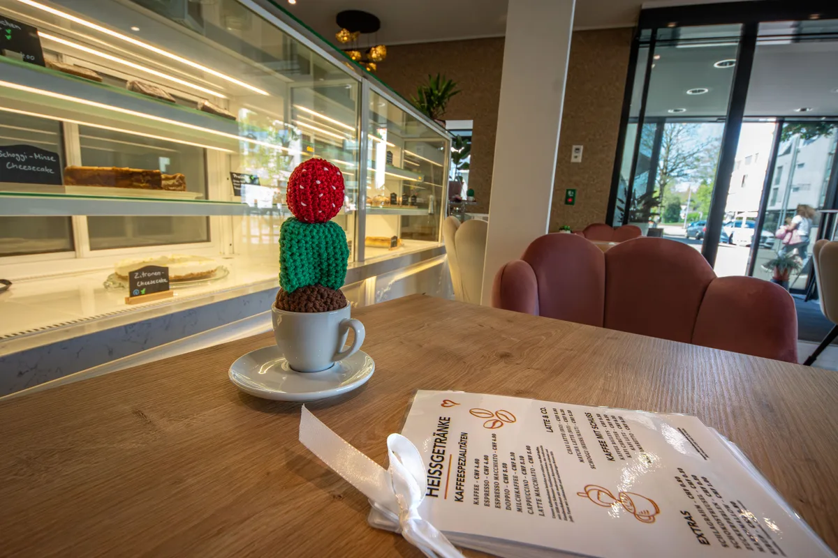 Sarah Ehrismann eröffnete am 11. April das Café Sarita’s am Bahnhof in Hinwil – die Vorgänger waren nur ein Jahr dort.
